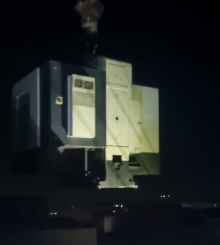 وصول مكنة CNC الجديدة إلى المركز التقني للصناعة وتنزيلها بالرافعة