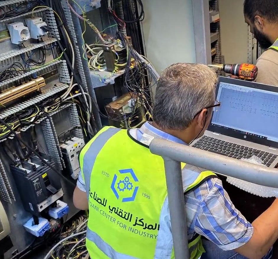 فريق المركز التقني يبني منظومة كهربائية وتحكم جديدة للرافعة