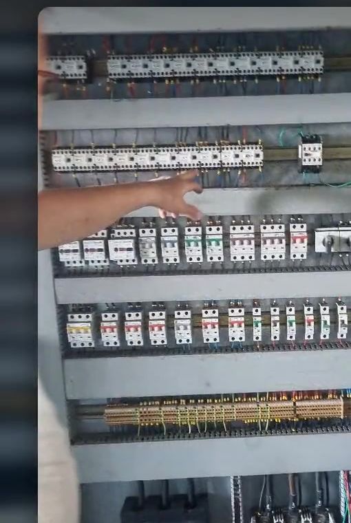 لوحات التحكم القديمة للرافعة قبل استبدالها