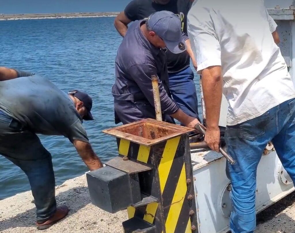 فريق العمل يفكك القطع الصغيرة على الرصيف