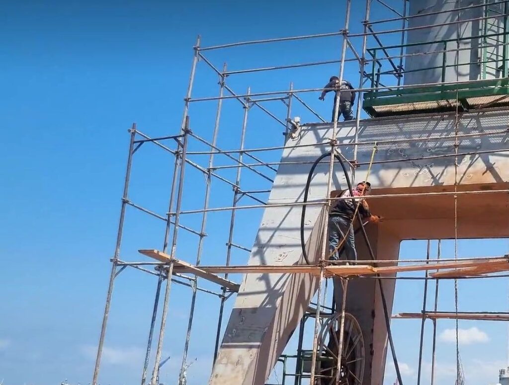 سقالات حول برج الرافعة لأعمال المعالجة والدهان